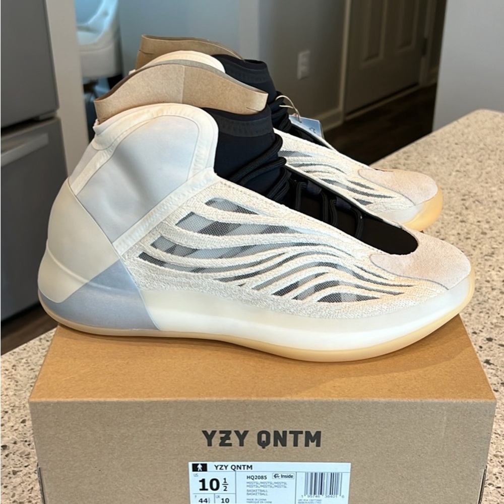Yeezy QNTM SIZE 10.5